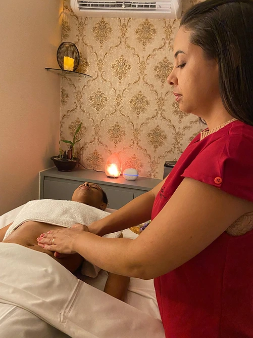 Massoterapeuta Liane Vieira realizando procedimento combinado de drenagem linfática e massagem relaxante.