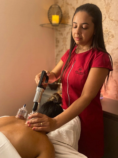 Massoterapeuta Liane Vieira aplicando ventosaterapia para liberação miofascial e alívio de dores musculares.