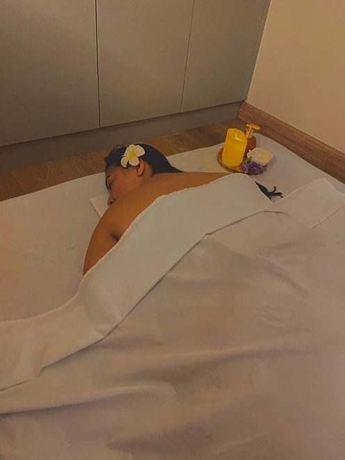Sessão de massagem ayurvédica integrativa para equilíbrio energético e relaxamento com Liane Vieira.