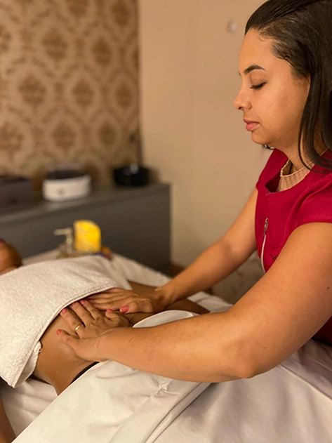Aplicação de massagem modeladora corporal combinada com drenagem linfática na clínica em Brasília.