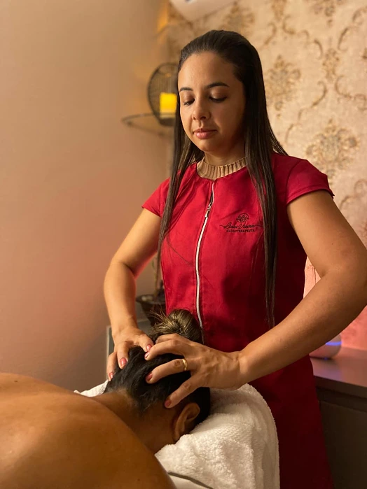 Paciente recebendo massagem relaxante na região cervical e couro cabeludo durante o Ritual Cuidar de Mim Por Inteiro em Brasília.