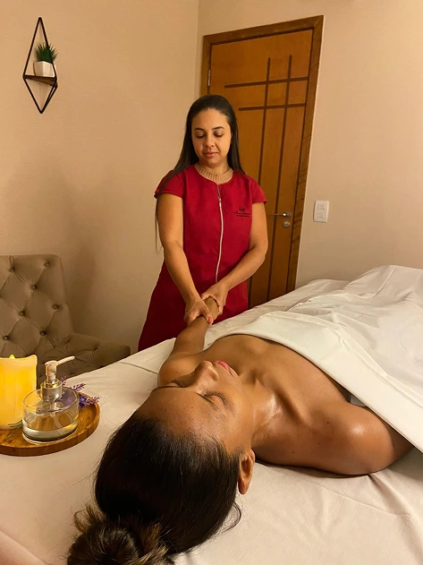 Massoterapeuta Liane Vieira utilizando óleos essenciais doTerra na técnica exclusiva Top Mix Essencial.